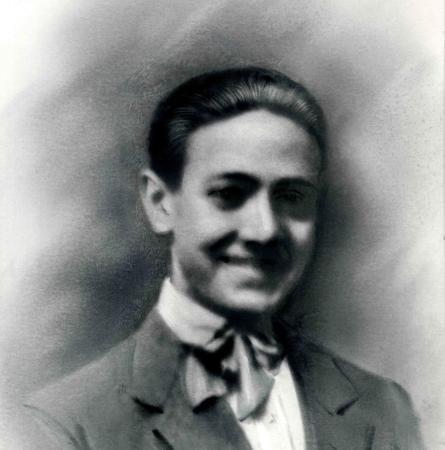 Ramón J. Sender, a los dieciséis años, en Zaragoza