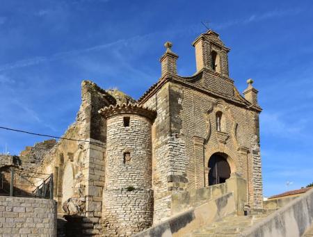 La ermita barroca de la Corona, finalizada en 1762, y uno de los muros de la iglesia gótica. (Foto: Marta Puyol)