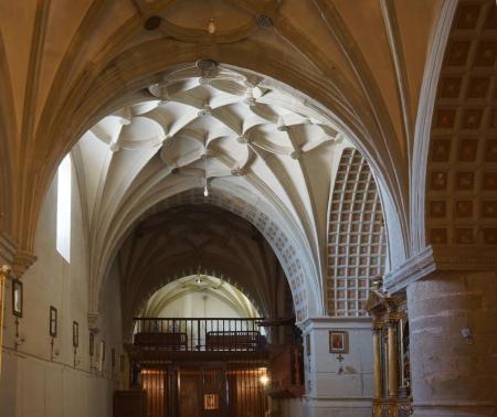 Interior de la ermita de la Virgen de la Corona, que integra dos tramos de una nave lateral de la antigua iglesia construidos en el siglo XVI, con magníficas bóvedas de crucería estrellada. (Foto: Marta Puyol)