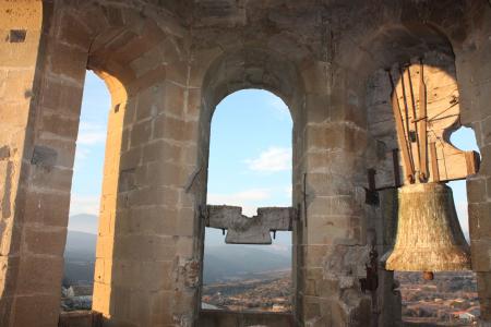 Sala de las campanas de la iglesia parroquial de Santiago de Bierge (Somontano de Barbastro). En el centro, restos del yugo de una campana destruida seguramente en 1936. (Foto: Joan Alepuz)