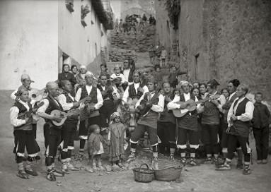 Ronda en Bolea en 1935. (Foto: Ricardo Compairé Escartín. Fototeca de la Diputación Provincial de Huesca)