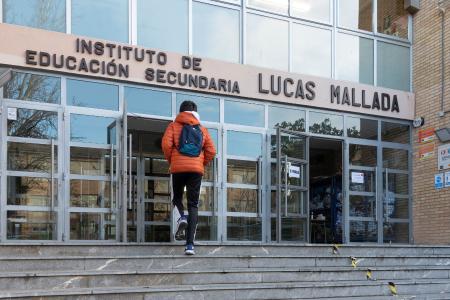 Entrada al IES Lucas Mallada, en Huesca. (Foto: Javier Blasco)