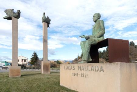 Monumento a Lucas Mallada en el paseo oscense que lleva su nombre desde 1925. (Foto: Javier Blasco)