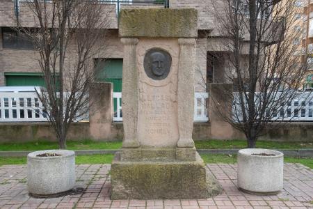 Monumento con el medallón realizado por Ramón Acín que fue inaugurado en los actos de homenaje a Lucas Mallada celebrados en Huesca el 3 de mayo de 1925. (Foto: Javier Blasco)