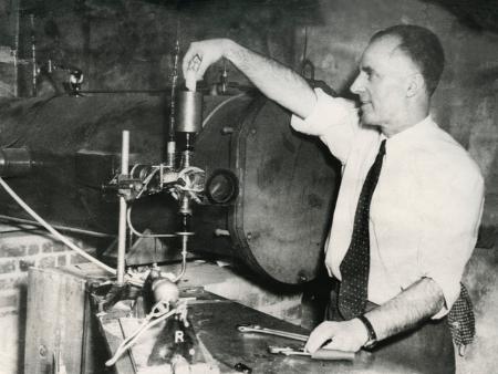 Miguel Catalán en el laboratorio del Instituto de Óptica del CSIC (Archivo Miguel Catalán. Fundación Ramón Menéndez Pidal)