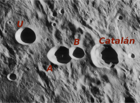Grupo de cráteres lunares que lleva el nombre de Miguel Catalán (NASA, Lunar Orbiter 4).